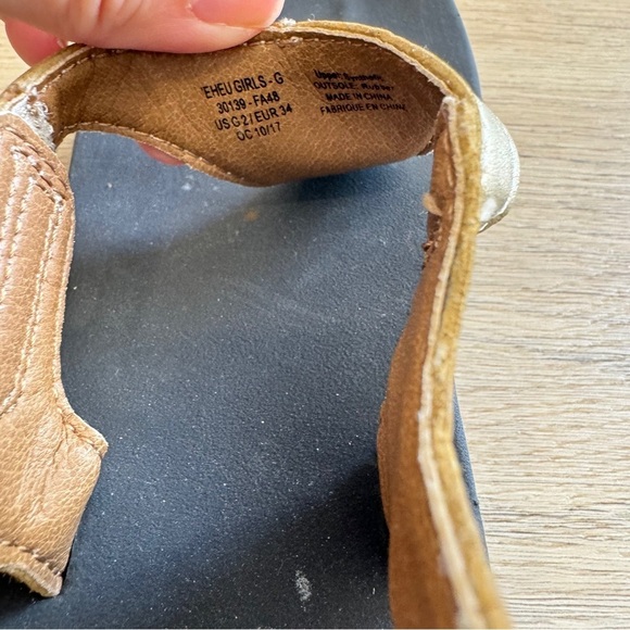 Olukai Eheu V-Strap Gold Thong Summer Beach Pool Sandals Girls 2 - Picture 5 of 7